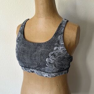Lululemon sz 10 Energy Bra in Florence lace black and white great pre owned cond